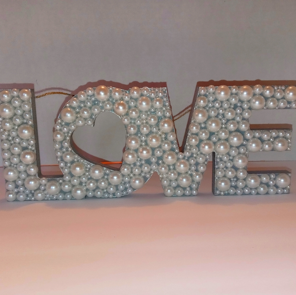 Pearl Love Sign
